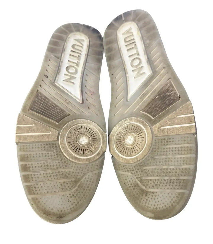 Louis Vuitton Trainer White Signature