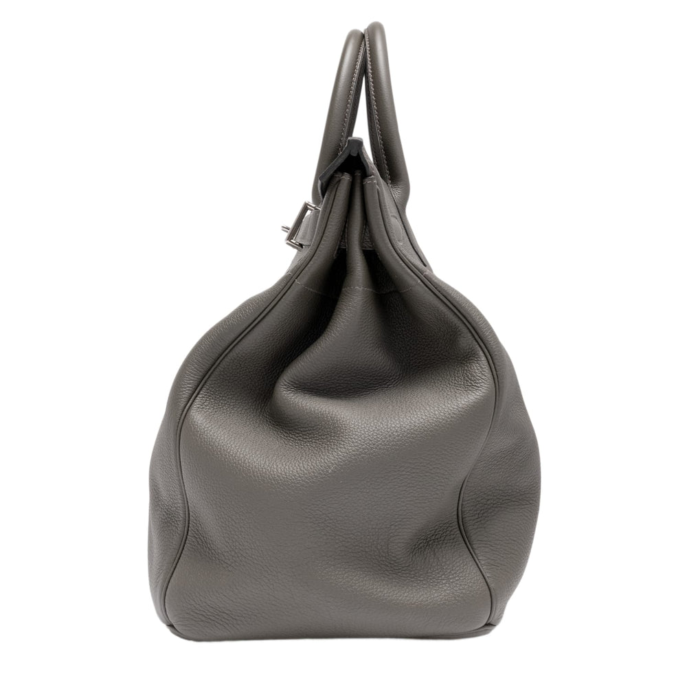 A left side profile view of the olive Etoupe Hermès Birkin 40 bag, showcasing the architectural expansion folds of the triangular leather side gusset, clean tonal resin edge glazing, and the flawless alignment of the thick structural perimeter stitching.